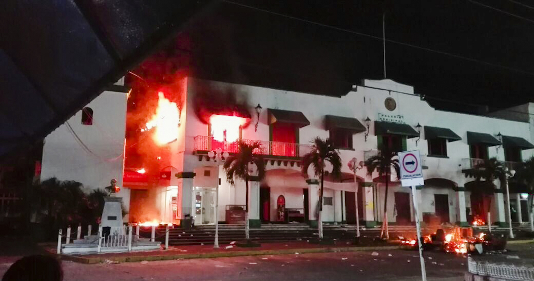 Pobladores tomaron el Palacio Municipal de Catemaco, incendiaron sus oficinas y por la tarde quemaron una patrulla, en protesta por la desaparición del sacerdote y activista, José Luis Sánchez Ruíz. Foto: Cuartoscuro