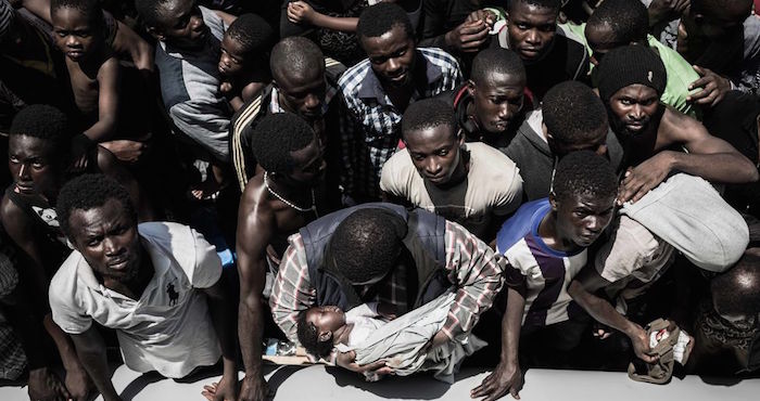 Los Equipos De Rescate Del Bourbon Argos Uno De Los Barcos De Búsqueda Y Rescate De Médicos Sin Fronteras msf Abarloa Un Balsa De Goma Antes De Proceder Al Rescate De Las Más De Personas Que Han Llegado a Italia En Un Son Menores Fotografía Christophe Stramba badialihaytham Pictures