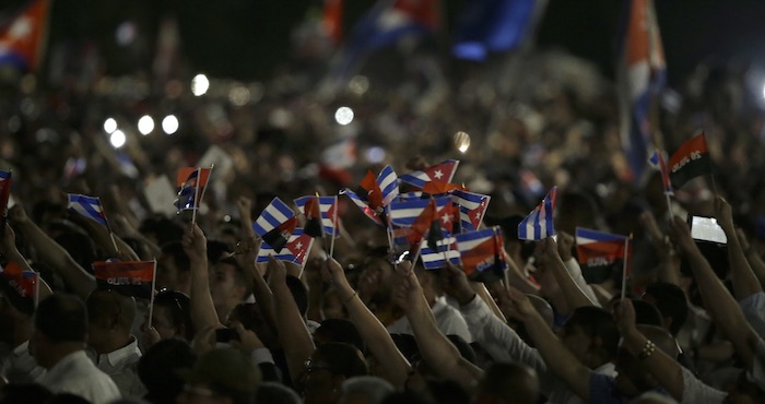 La Multitud Ondea Banderas Cubanas En La Plaza Donde El Dirigente Cubano Realizó Varios Discursos Ante Las Multitudes Años Después De Ejercer El Poder Foto Ap