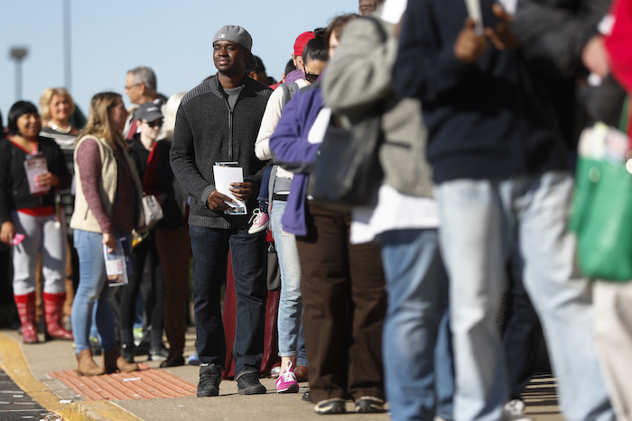 Votantes formados en una fila esperan para emitir su sufragio anticipado, en la Junta de Elecciones del condado Franklin. Foto: AP