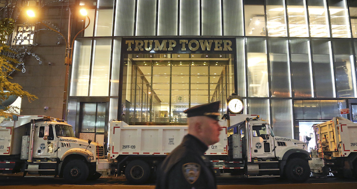 En Esta Imagen Tomada El De Noviembre De Camiones De Policía Y De Recogida De Basura Bloquean La Entrada a La Torre Trump La Residencia Del Ahora Presidente Electo De Estados Unidos En Nueva York Más De Camiones De Recogida De Basura Se Situarán En Cruces Y Puntos Estratégicos a Lo Largo De Las Millas Que Recorre El Desfile De Acción De Gracias De Macy's para crear una imponente barrera física contra el terror. Los camiones pesan unas 16 toneladas vacíos y hasta dos veces más llenos de arena. Foto: AP/Seth Wenig, archivo 