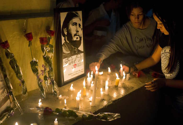 Estudiantes colocan velas alrededor de una imagen del fallecido líder cubano Fidel Castro en la universidad donde él estudió derecho en su juventud, durante una vigilia en La Habana. Foto: AP.