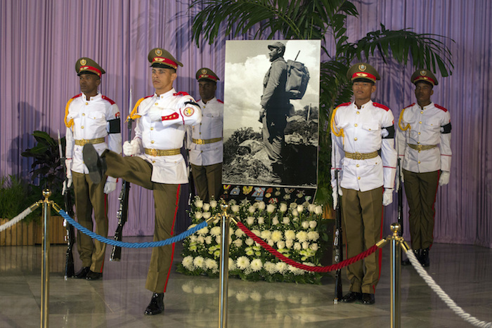 Una Guardia De Honor Flanquea Una Imagen De Fidel Castro Durante Un Homenaje Al Difunto Líder En El Monumento Al Héroe De La Independencia José Martí En La Plaza De La Revolución En La Habana Foto Ap