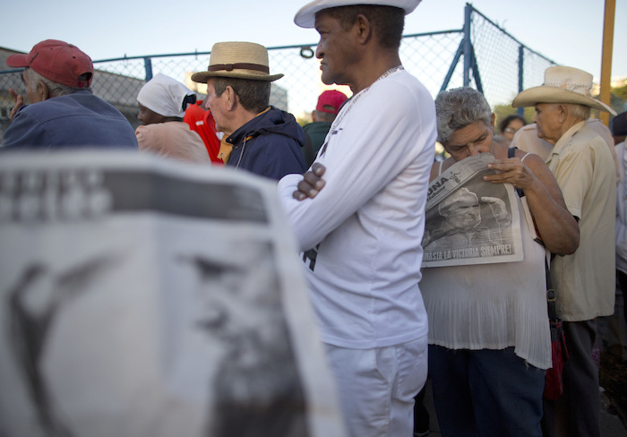 Una Mujer Lee El Periódico Mientras Espera Para Entrar En La Plaza De La Revolución En La Habana Foto Foto Ap