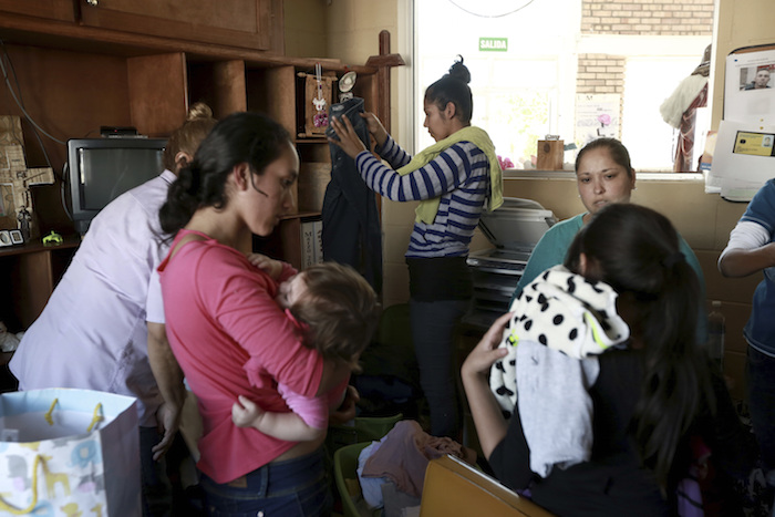 Mujeres deportadas hace poco de Estados Unidos llegan a un refugio migrantes en Ciudad Juárez. Foto: AP