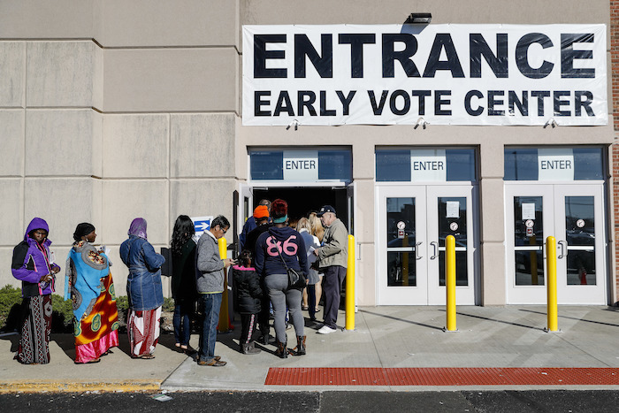 La Corte Suprema de Estados Unidos y jueces federales en dos estados rechazaron una solicitud de los demócratas el lunes para que impidieran lo que líderes partidistas dicen son los planes de los partidarios del candidato republicano Donald Trump para hostigar e intimidar a los votantes el día de las elecciones. Foto: AP. 