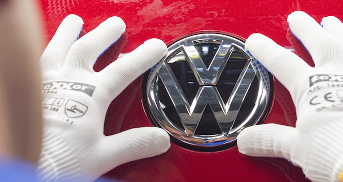 Un Obrero Le Coloca El Logo De Volkswagen a Un Carro Modelo Golf Foto Ap