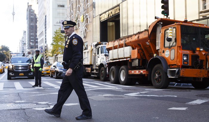 Mucha seguridad y algo de tensión frente a la torre Trump. Foto: EFE. 