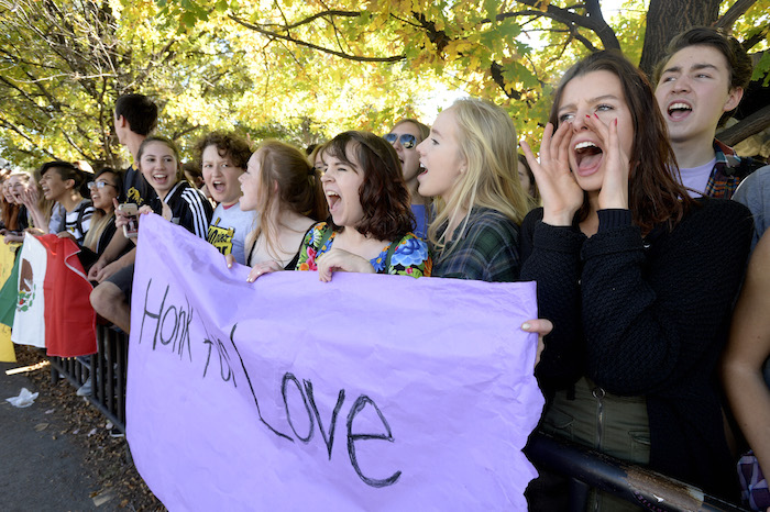 Deeda Browning Corea Consignas Ante Los Automóviles Que Pasan En Una Protesta De Estudiantes De La Preparatoria Boulder High Contra La Elección De Donald Trump En Boulder Colorado La Manta Dice toca La Bocina Al Amor Foto Ap