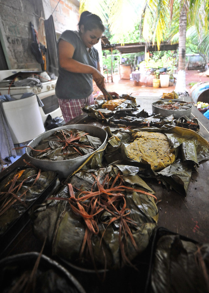 En Día de Muertos en toda la Península acostumbran preparar Mukbil pollo o Pib, un guiso con maíz, que cocinan bajo tierra con leña y piedras calizas. Foto: Cuartoscuro 