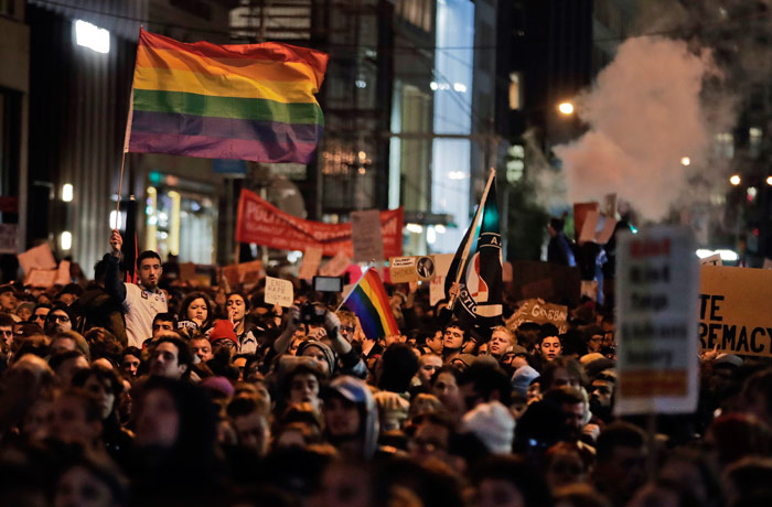 Manifestantes protestan en la quinta avenida frente a la Torre Trump, el miércoles 9 de noviembre de 2016, en Nueva York, en oposición al triunfo de Donald Trump en las elecciones presidenciales. Julie Jacobson, AP