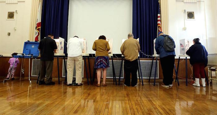 Personas Votan En Un Colegio Electoral Instalado En El Barrio Lincoln Heights En Los Ángeles California Foto Efe