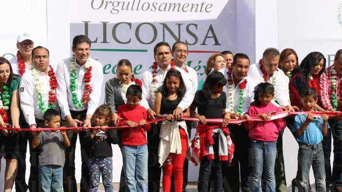 En la imagen, el Secretario Miranda Nava (der.) y el Gobernador Silvano Aureoles Conejo (centro) durante la inauguración de la lechería. Foto: periódico Provincia.