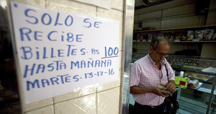 Un Hombre Cuenta Sus Billetes De Bolívares Dentro De Una Panadería En El Centro De Caracas Venezuela El Lunes De Diciembre De Foto Ap