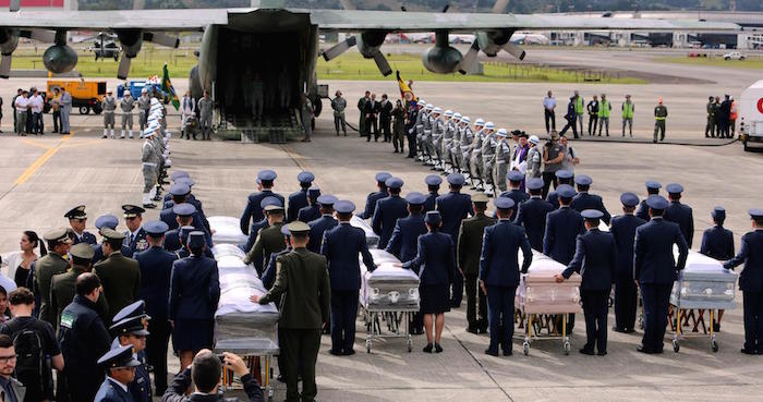 Med Rionegro colombia Los Féretros De Los Brasileños Fallecidos En El Accidente Del Avión Que Transportaba Al Equipo Del Club Chapecoense Reciben Honores Militares Hoy Viernes De Diciembre De En La Base Militar De Rionegro a Las Afueras De Medellín colombia Momentos Antes De Su Repatriación a Brasil Los Féretros Cubiertos Con Una Bandera Blanca Con El Escudo Del Equipo De Chapecó Fueron Recibidos En La Pista Por Miembros De La Fuerza Aérea Colombiana fac Efemauricio Duenas CastaÑeda