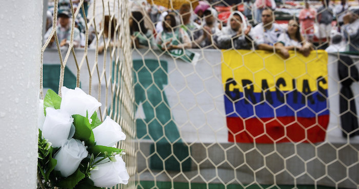 fotodeldia Gra Chapeco brasil cientos De Aficionados Del Club Brasileño Chapecoense En Las Gradas Del Estadio Arena Conda En Chapeco Hoy Sabado De Diciembre De Donde Se Celebrará El Funeral De Los Jugadores Y Miembros Del Equipo Técnico Del Club Chapecoense Muertos En El Accidente Aéreo En Colombia En El Que Fallecieron Personas Entre Ellos Jugadores Del Chapecoense Que Viajaba Para Jugar En Medellín Noroeste De Colombia El Partido De Ida De La Final De La Copa Sudamericana Frente Al Atlético Nacional Colombiano Efefernando Bizerra Jr