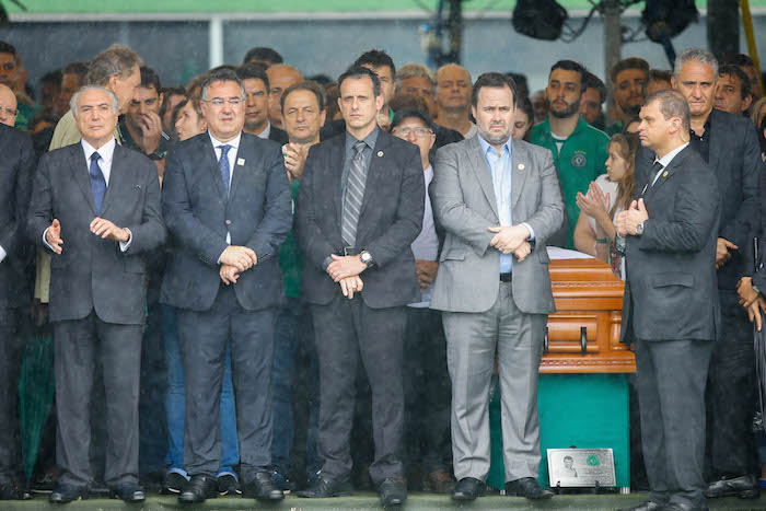 Bra ChapecÓ brasil El Presidente Michel Temer i Y El Entrenador De La Selección Brasileña Tite d Son Vistos Junto a Féretros De Los Jugadores Y Equipo Técnico Del Club Brasileño Chapecoense Durante El Velorio Colectivo De Las Víctimas Del Trágico Accidente En El Que Fallecieron Personas Entre Ellos Jugadores Del Chapecoense Hoy Sábado De Diciembre De En El Campo Del Estadio Arena Condá De La Ciudad De Chapecó Sur De Brasil La Comitiva Compuesta Por Cuatro Camiones Encargada De Trasladar Los Ataúdes De Víctimas Del Accidente Aéreo Recorrió Las Calles De Chapecó Donde Se Despidió a Los Jugadores Y Algunas Otras Víctimas Que Asistirían Al Partido De Ida De La Final De La Copa Sudamericana Frente Al Atlético Nacional Colombiano Efefernando Bizerra Jr