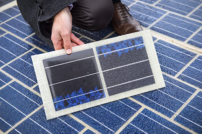 Un hombre muestra una parte de la carretera equipada con paneles solares. Foto: EFE.