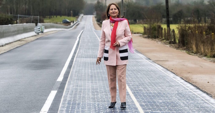 La Ministra de Medio Ambiente, Ségolène Royal, inaugura el primer tramo de carretera solar del mundo en Francia. Foto: EFE.