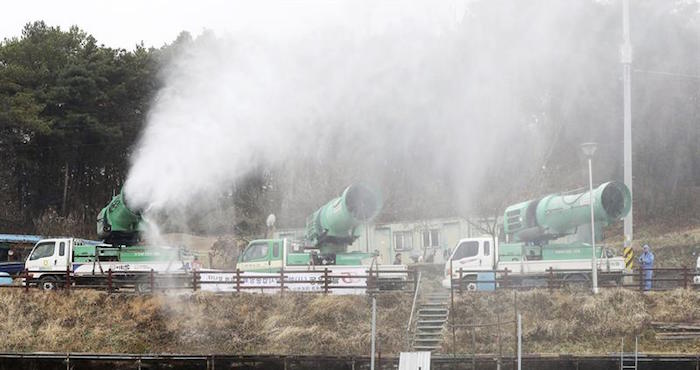 Varios Vehículos Rocían Productos Químicos Cerca De Un Lago En Icheon Al Este De Seúl corea Del Sur El De Diciembre De Para Evitar La Propagación De La Peor Epidemia De Gripe Aviar Registrada En El País Foto Efearchivo