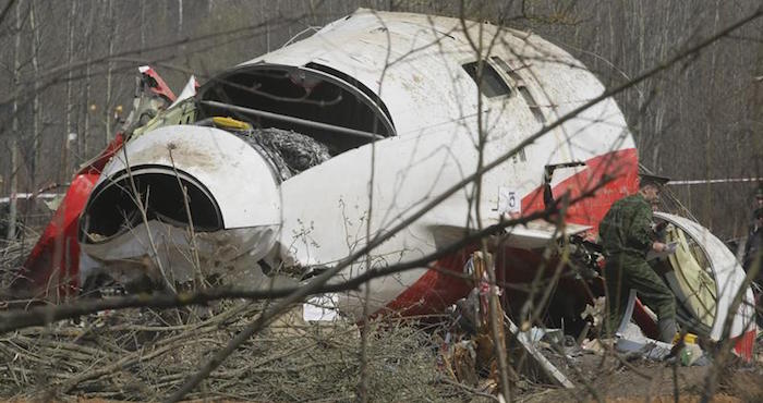 Especialistas Rusos Inspeccionan El Avión Del Gobierno Polaco Tupolev Tu Que Se Estrelló Cerca Del Aeropuerto De Smolensk En Rusia El De Abril De Todos Los Tripulantes Incluido El Expresidente Polaco Lech Kaczynski Y Su Mujer Maria Kaczynska Fallecieron En El Accidente Foto Efearchivo