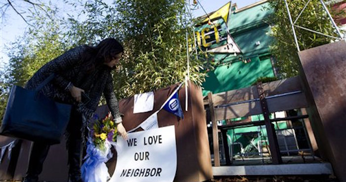 Meighan Stone Coloca Una Pancarta De Apoyo AcompaÒada De Flores En La Puerta De La PizzerÌa Comet Ping Pong En Washington El Lunes De Diciembre De Una Noticia Falsa ProvocÛ Que Un Hombre Disparara Con Un Fusil De Asalto Al Interior De La Popular PizzerÌa De Washington Dc Mientras Intentaba auto Investigar Una TeorÌa De ConspiraciÛn De Que Hillary Clinton DirigÌa Una OperaciÛn De PornografÌa Infantil Desde Ese Lugar SeÒalÛ La PolicÌa ap Fotojose Luis Magana