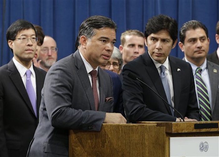 El Asambleísta Demócrata De Oakland Rob Bonta Segundo De Izquierda a Derecha Discute Su Propuesta De Ayudar a Los Defensores Públicos a Evaluar Las Consecuencias Migratorias De Condenas Penales Durante Una Conferencia De Prensa En El Capitolio De Sacramento California Foto Ap