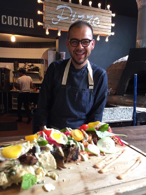 Aquí el chef con una de sus creaciones poéticas. Fotos: Chef Hugo Ahumada