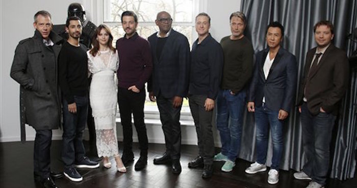 De Izquierda a Derecha Los Actores Ben Mendelsohn Riz Ahmed Felicity Jones Diego Luna Forest Whitaker Alan Tudyk Mads Mikkelsen Donnie Yen Y El Director Gareth Edwards Posan Para Un Retrato Durante La PromociÛn De rogue One a Star Wars Story En Londres El MiÈrcoles De Diciembre Del foto Por Joel Ryaninvisionap