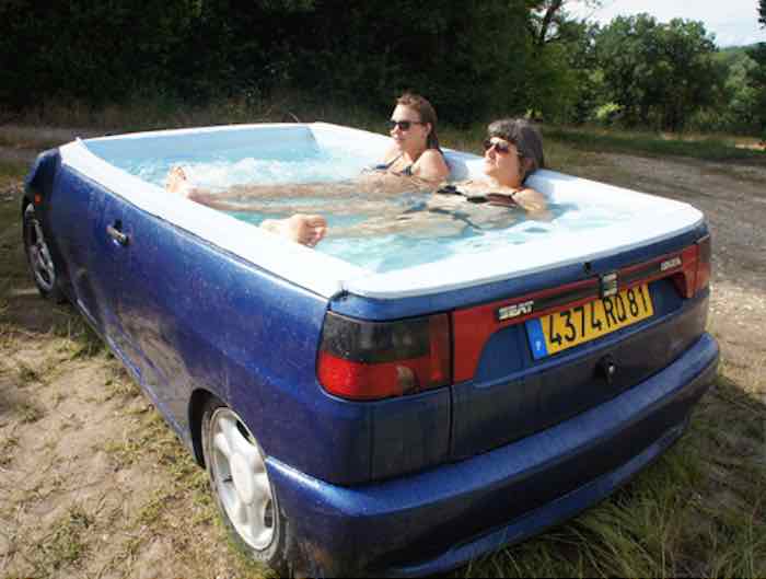 El Seat Ibiza jacuzzi de Bufalino presentado en 2014 en la sede de la organización de arte AFIAC en la capital francesa. Foro: benedettobufalino.com