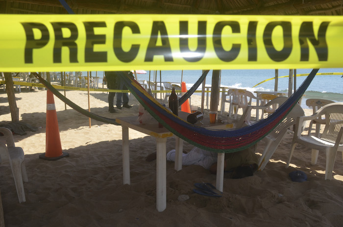 Acapulco Guerrero febrero Van Cinco Muertos En Las últimas Horas En Este Puerto Una Mujer Fue Asesinada El Lunes Por La Madrugada En La Progreso Un Hombre Fue Asesinado a Balazos Bajo Una Sombrilla En Playa Tamarindos Mientras Tomaba Una Cerveza En La Zona Tradicional a Unos Metros De Ahí En El Canal De Desagüe De La Vía Rápida Fraccionamiento Hornos Fue Hallado El Cadáver De Un Joven Reportes Señalan Que a Su Costado Fue Localizada Una Cartulina Con Mensaje Además En La Sabana En La Periferia Murió Acribillado Un Adulto Otro Hombre Murió Pasada La Media Noche En El Pozo De La Nación En El Centro Foto Bernandino HernÁndez cuartoscurocom