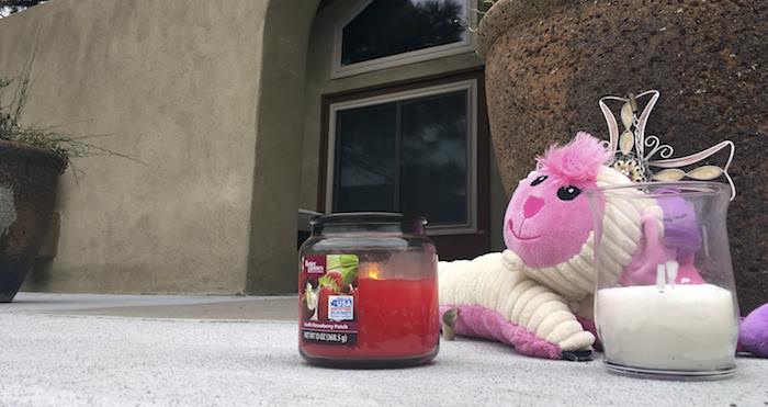 Vecinos Montaron Un Pequeño Altar Con Un Animal De Felpa Y Velas Fuera De Una Casa De Albuquerque New Mexico El Martes De Diciembre De Un Día Después De Que Un Hombre Ingresó Y Asesinara a Balazos a Tres Niños De Acuerdo a La Policía La Policía De Albuquerque Indicó Que Tres Niños Fueron Asesinados Y Su Madre Está En Condición Crítica Luego De Que Un Hombre Armado Les Disparara Al Llegar a Casa La Noche Del Lunes Las Autoridades Afirman Que El Atacante Tuvo Una Breve Relación Con La Mujer Foto Ap