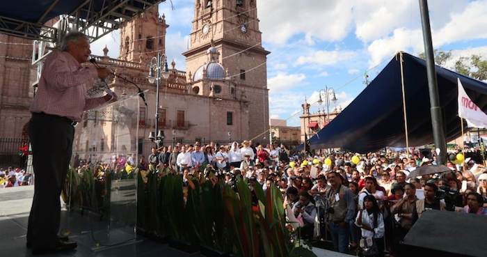 El líder de Morena durante una asamblea en Uruapan, Michoacán. Foto: amlo.org