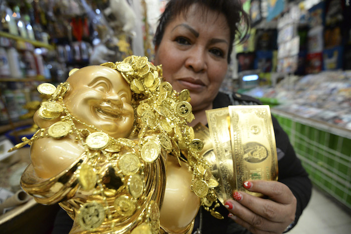 Toluca Estado De MÉxico diciembre Conocida Como Toñita Antonia Terrón Tiene Más De Años Preparando Rituales Y Amuletos Para Atraer La Suerte El Amor Dinero Salud Y Prosperidad Para El Ano Nuevo Localizada En El Mercado De Septiembre De La Ciudad De Toluca Cada Año Espera a Sus Clientes Con Cosas Nuevas Para Que La Prosperidad Sea Atraída Por Sus Clientes Foto Pilar Aguilar cuartoscurocom