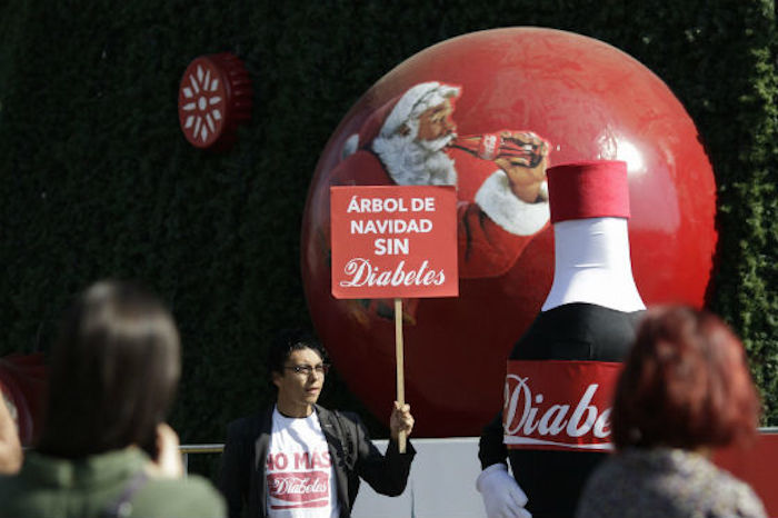 La Foto Del Recuerdo Que Se Toman Las Familias Frente Al árbol En El Zócalo Debe Ser Entendida De Manera Simbólica Foto Especial