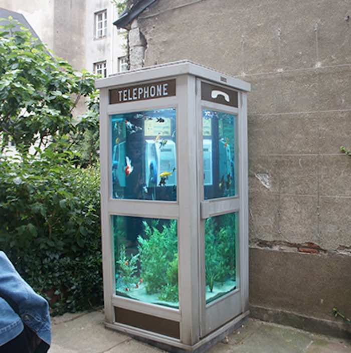 El acuario de la cabina telefónica realizado por Benedetto Bufalino y Benoit Deseille, presentado en 2016 en Nantes, al oeste de Francia. Foto: benedettobufalino.com.