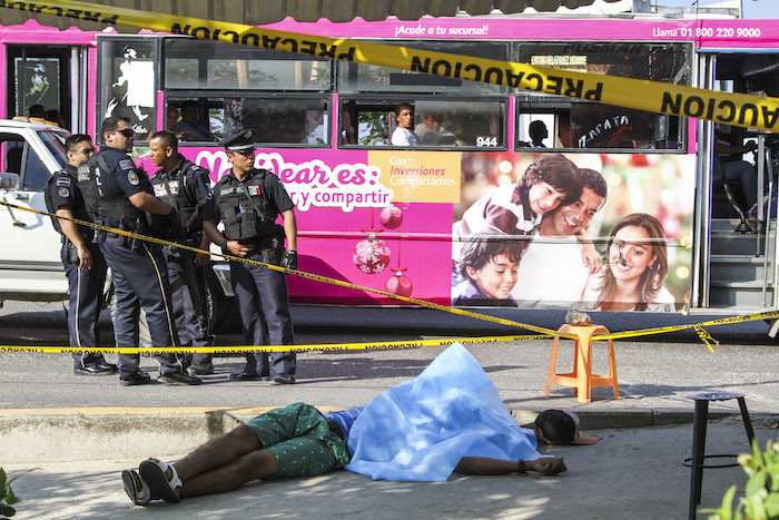 Un hombre murió asesinado a balazos sobre la carretera federal México-Acapulco, a la altura del trébol de Las Cruces. Foto: Cuartoscuro