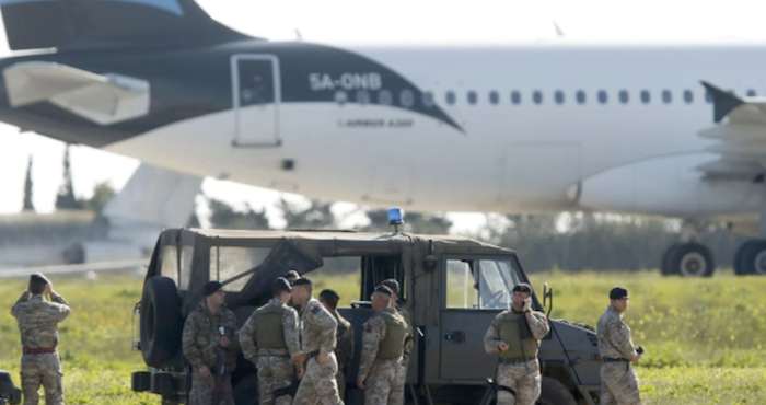 El Ejercito Se Encuentra En El Aeropuerto Pero Nadie Se Ha Acercado Al Avión Y Se Desconoce Si Los Secuestradores Han Realizado Alguna Petición Foto Captura De Pantalla