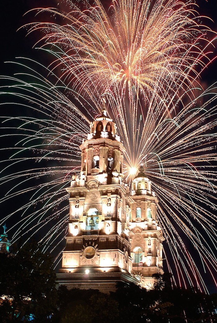 El Zócalo De Morelia Se Llena De Fuegos Artificiales Foto Trivago