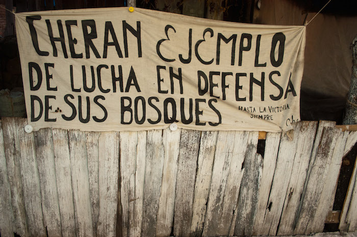 CHERÁN, MICHOACAN, 10DICIEMBRE2011.- Desde el 15 de abril pasado, este pueblo purépecha se transformó. Ese día comuneros de Cherán se enfrentaron a talamontes de la comunidad de Capácuaro, cansados de que arrasaran con sus bosques -fuente de sustento de una mayoría-, de que secuestraran a sus familiares, acosaran a las mujeres, extorsionaran y asesinaran a los que se opusieran, el pueblo contuvo y expulsó a los talamontes y al crimen organizado. Éstos ingresaban impunemente al territorio con la complicidad de los aparatos de justicia, policía, militares y políticos, según explican los entrevistados. Pero lo que comenzó como un freno a la depredación de sus bosques, la organización del pueblo frente la complicidad y pasividad de los gobiernos federal, estatal y municipal ha devenido en la construcción de la propia organización de la comunidad: la policía municipal fue desarmada y se formó un cuerpo de seguridad que vela toda la noche para disuadir al crimen organizado de ingresar al pueblo, se desconoció al presidente municipal priísta, y ahora la organización política recae en la comunidad, en una asamblea comunitaria. Este tipo de autodefensa va a cumplir 8 meses de una resistencia “difícil y cansada, pero que vale la pena”, dice uno de los pobladores. Desde el inicio decidieron expulsar a los partidos políticos y gobernarse ellos mismos, ya que “los partidos políticos dividen a los pueblos”, creen los pobladores. Los habitantes de Cherán optaron por no participar en el proceso electoral de noviembre pasado y elegir a sus autoridades comunitarias por usos y costumbres, o sea, asumir el poder horizontal a través de la asamblea comunitaria. Ahora están en proceso de que las instituciones estatales y federales reconozcan su determinación. "El pueblo ha cambiado", dicen, "ahora no hay delincuencia, no hay asaltos, secuestros, asesinatos, es un pueblo seguro, porque el propio pueblo se cuida". FOTO: ADOLFO VALTIERRA/CUARTOSCURO.COM