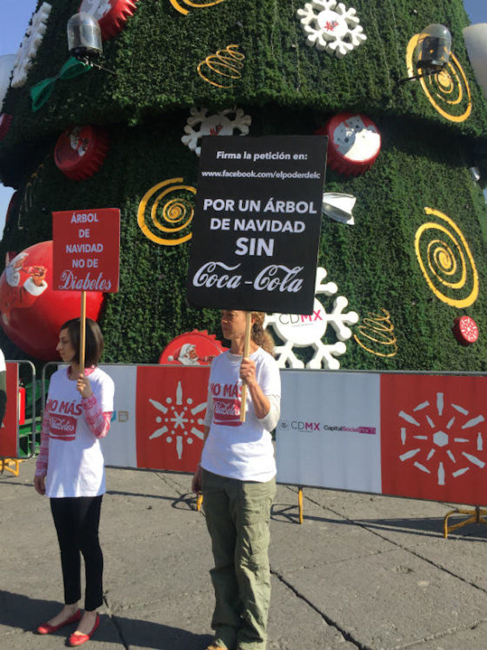 El Gran árbol De Coca Cola De Metros De Altura Es Un Objeto Publicitario Que Se Dirige De Manera Especial a Los Niños Foto Especial