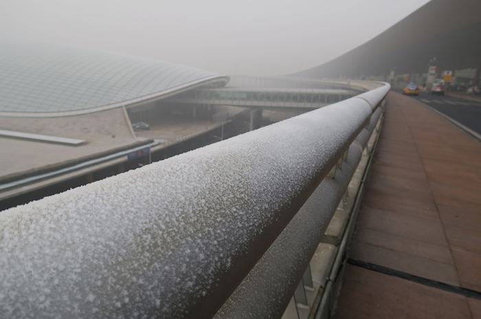 Un agravamiento en el nivel de esmog y de niebla en el norte de China paralizó los aeropuertos de ciudades como Beijing, Tianjing y Shijiazhuang. Foto: Xinhua