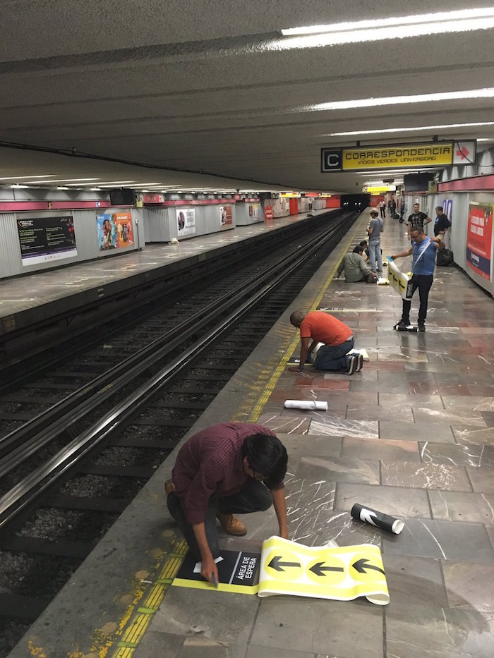 Colocación de señalamientos en la estación. Foto: @cgg_mx