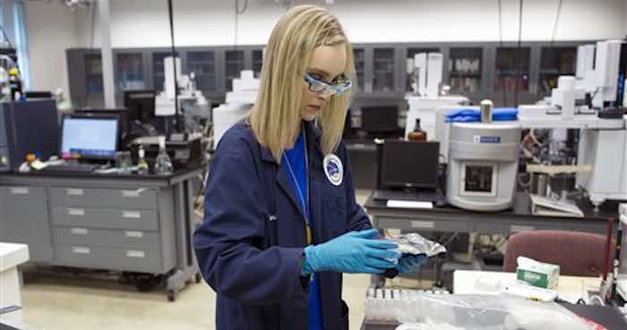 La Química Emily Dye Evalúa Sustancias Vinculadas Con Una Nueva Generación De Narcóticos En Un Laboratorio De La Dea En Sterling Virginia El De Agosto Del Foto Cliff Owen Ap