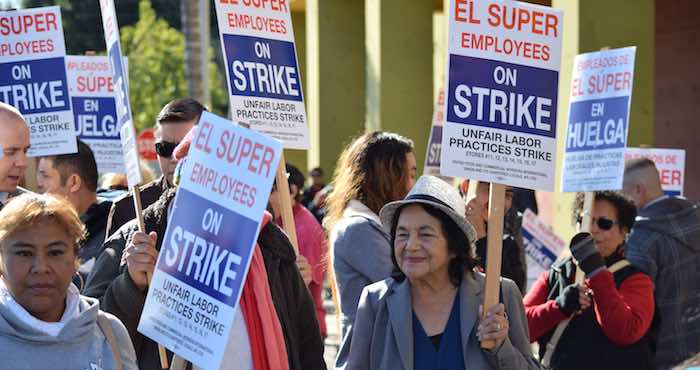 No es la primera inconformidad de los trabajadores de El Super. en 2015 y a principios de 2016 se manifestaron en dos ocasiones por las malas condiciones laborales. Foto: UFCW.