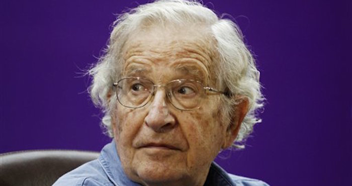 Archivo En Esta Foto De Archivo Del De Octubre De El FilÛsofo Y Activista Noam Chomsky Asiste a Una Conferencia En La Universidad Islmica En La Ciudad De Gaza Chomsky a TravÈs De Un Video El Jueves De Diciembre De Se Ha Unido a Un Llamado Para Proteger De La DeportaciÛn a Los Millones De Inmigrantes Que Viven Ilegalmente En Estados Unidos ap Photo Hatem Moussa Archivo