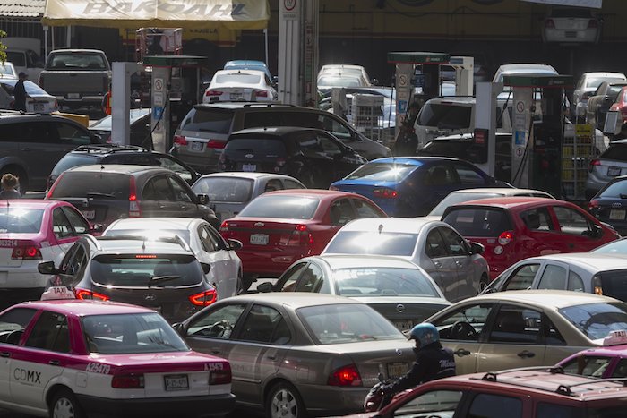 Decenas de autos hacen fila para abastecerse. Foto: Cuartoscuro.