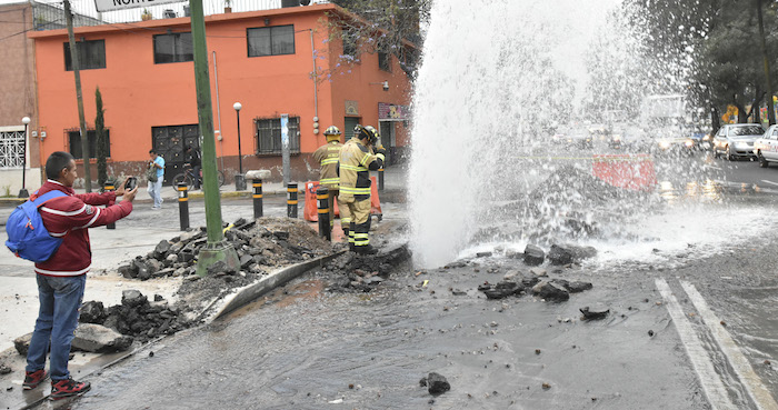 Nos Mil Litros De Agua Se Pierden Por Las Fugas En Los Más De Mil Kilómetros De Tuberías En La Ciudad De México Foto Cuartoscuro