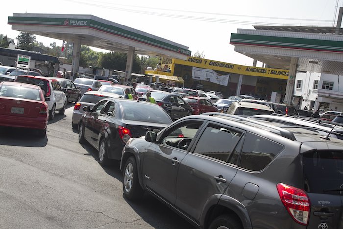 Gasolineras en la CdMx reciben a automovilistas que compran en grandes cantidades antes del alza anunciada. Foto: Cuartoscuro.