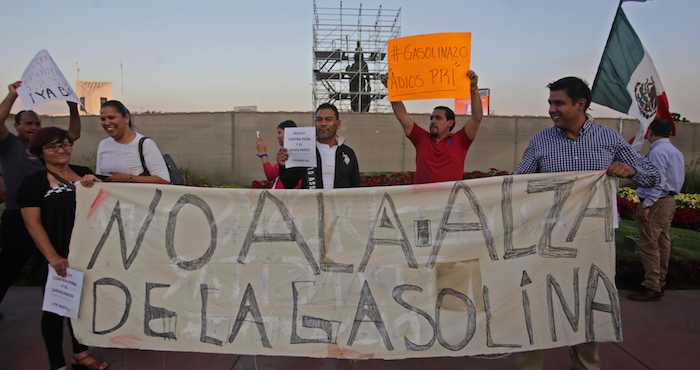 Decenas de tapatíos se congregaron ayer en la Glorieta Minerva para protestar por las alzas de los combustibles y para mostrar el repudio hacia el Presidente de la República por todas la reformas y decisiones tomadas hasta este momento de su gestión. Foto : Fernando Carranza, Cuartoscuro.